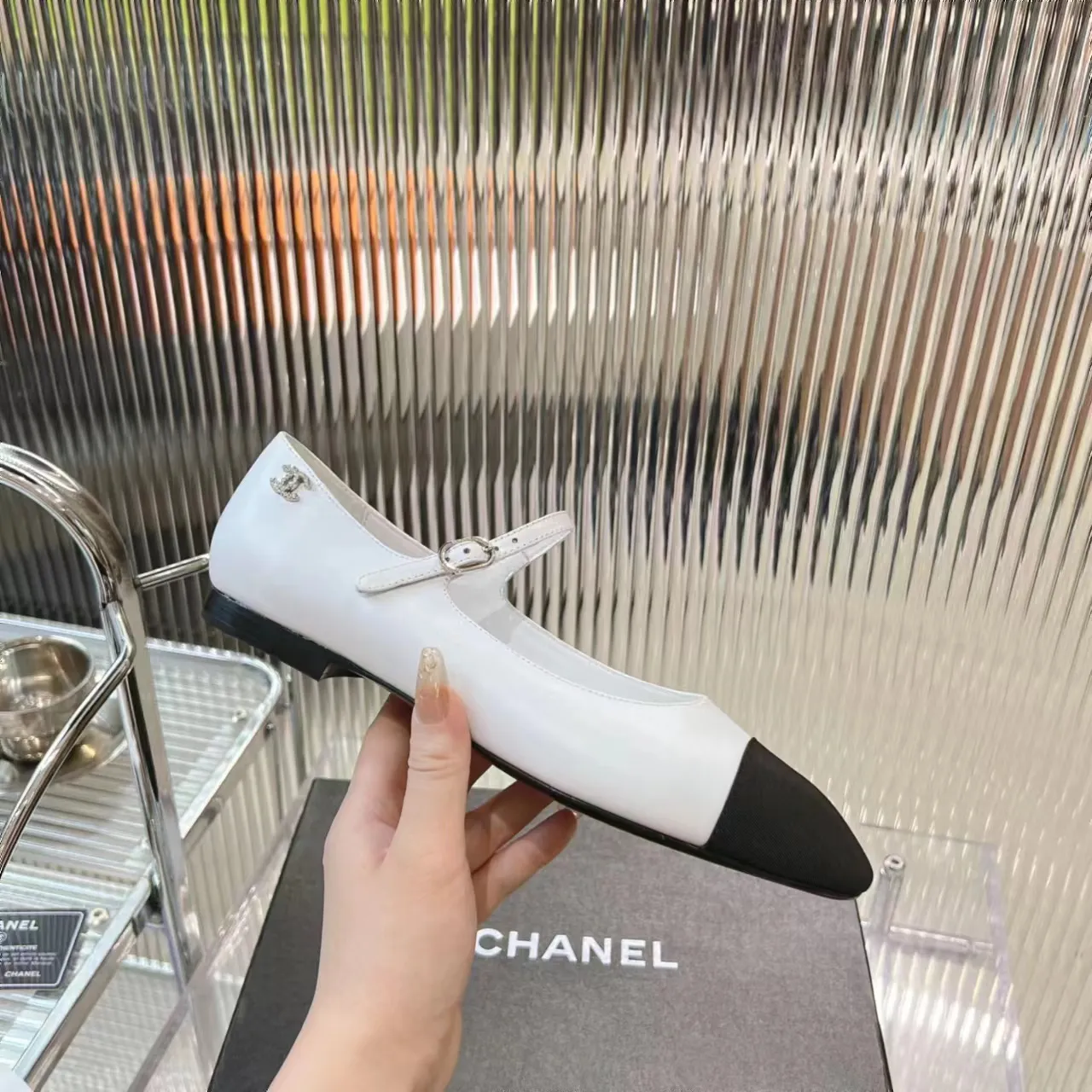 👟👟Ex-factory price 520👟👟 (Top version) CHANEL 24P early spring new trapezoidal toe high-heeled shoes, high version of one-strap, pointed square toe, color-blocked Mary Jane shoes, Xiaoxiang𝐂's two most popular shoes this year are these small silver shoes and big-toe shoes. It is difficult to find these shoes in the counter. It breaks the conventional pointed square toe design and gives people a refreshing feeling. I thought it was good-looking. Only when you put it on your feet will you know how easy it is to wear. It is really special and fashionable. The side rhinestones 𝐋𝐨𝐠𝐨 are very eye-catching. The smooth shoe shape is full of high-end feeling. I can think of countless outfits at the moment. Upper: imported cowhide/metallic film grain leather. Foot pad: sheepskin. Lining: sheepskin. Sole: Italian genuine leather outsole. Heel height: 1cm. Color: white/silver/black/pink. 4 colors size: 35-40 (41 made to order, non-refundable and non-exchangeable)